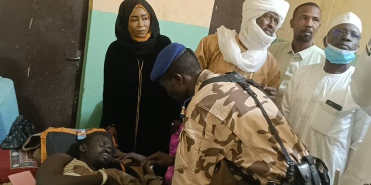 Abéché: La CNT Khalié Sakhaïroun Ahmat visite les blessés de l&rsquo;accident survenu à Adjadjé