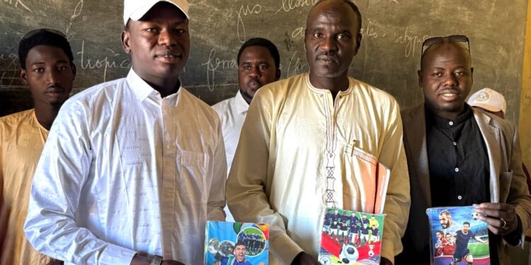 Abéché: L&rsquo;AAJDOPD offre des fournitures scolaires aux élèves du Lycée franco-arabe