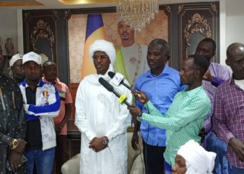 Tchad : le ministre des affaires culturelles Abakar Rozzi Teguil honoré par un groupe d&rsquo;artistes