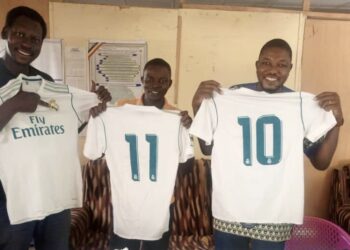 Tchad: Le CNT Alladoum Balthazar fait des dons à l&rsquo;équipe de la presse écrite.