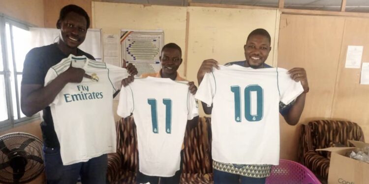 Tchad: Le CNT Alladoum Balthazar fait des dons à l&rsquo;équipe de la presse écrite.