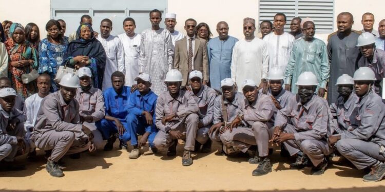 Tchad : 30 jeunes artisans en électricité bâtiment formés par l&rsquo;ONAPE reçoivent leurs parchemins et des kits de travail.