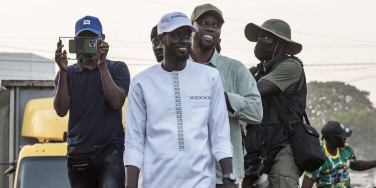 Présidentielle au Sénégal: le candidat du pouvoir reconnaît la victoire de l&rsquo;antisystème Faye