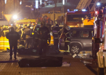 Attentat à Moscou : plus de 60 personnes tuées, les assaillants toujours recherchés.