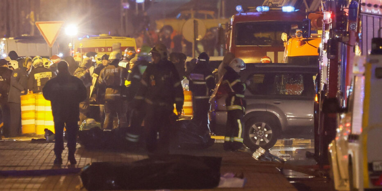 Attentat à Moscou : plus de 60 personnes tuées, les assaillants toujours recherchés.