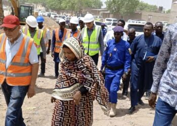 Tchad: la maire de la ville inspecte les chantiers et stations de pompage d&rsquo;eau de N&rsquo;Djaména
