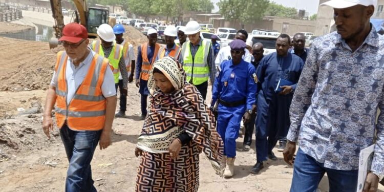 Tchad: la maire de la ville inspecte les chantiers et stations de pompage d&rsquo;eau de N&rsquo;Djaména