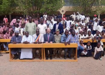 Tchad: L&rsquo;ambassade des USA offre 320 table-bancs à l&rsquo;école Pilote de Farcha.