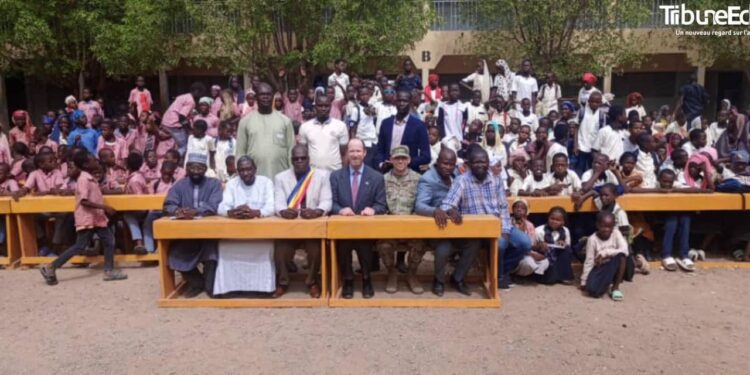 Tchad: L&rsquo;ambassade des USA offre 320 table-bancs à l&rsquo;école Pilote de Farcha.