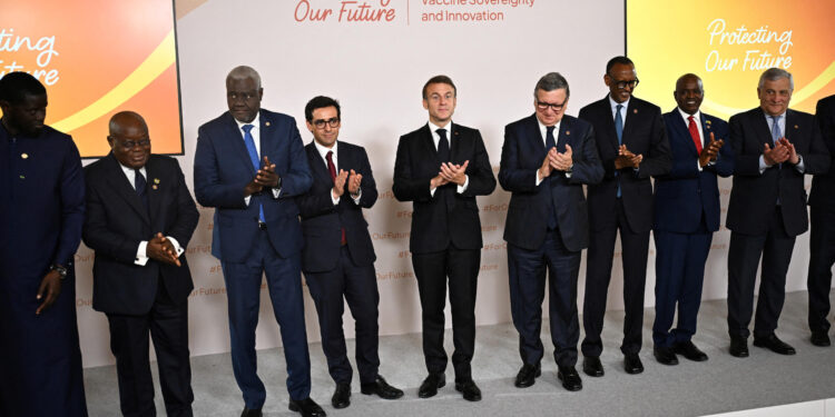 France: Macron promet un milliard de dollars pour les vaccins en Afrique