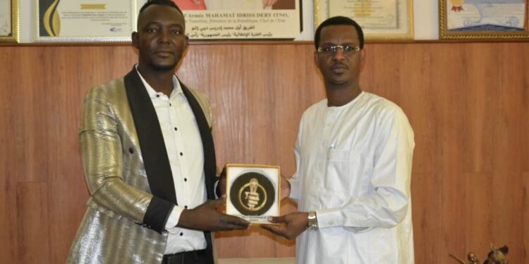 Musique: KKJ Présente Son Prix d&rsquo;Honneur au Ministre de la Culture