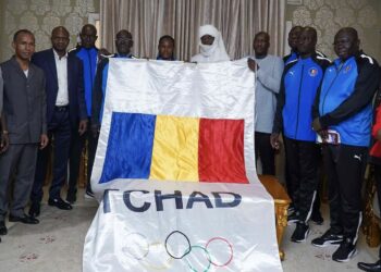 Les représentants du Tchad aux JO de Paris reçoivent le drapeau national avant leur départ.