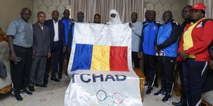 Les représentants du Tchad aux JO de Paris reçoivent le drapeau national avant leur départ.