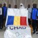 Les représentants du Tchad aux JO de Paris reçoivent le drapeau national avant leur départ.
