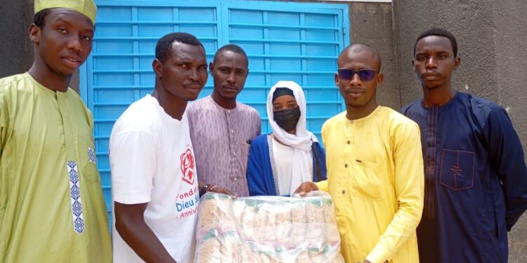 Tchad : L’Association des Jeunes pour la Sensibilisation Socioéducative et Culturelle remet des kits alimentaires à la Fondation Dieu Bénit