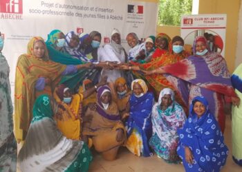 Abéché : Le Club RFI forme des jeunes filles en teinture