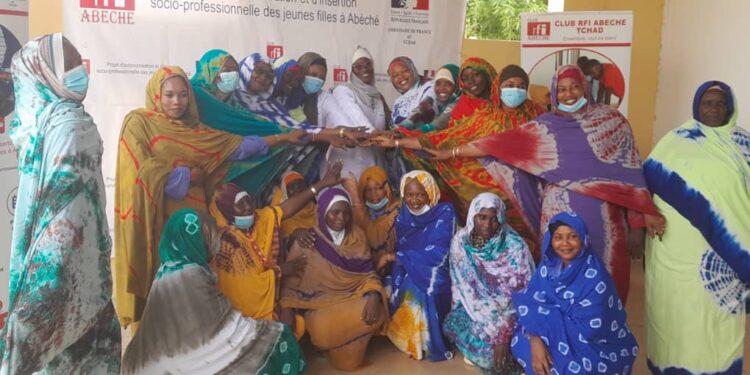 Abéché : Le Club RFI forme des jeunes filles en teinture