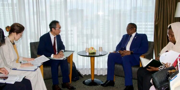 Le chef de la diplomatie tchadienne échange avec le vice-président de la JICA à Tokyo