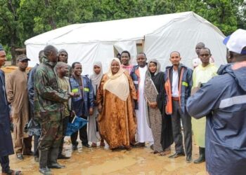 NDjamena : La ministre de l&rsquo;Action Sociale visite les installations de tentes dédiées aux sinistrés. #Tchad