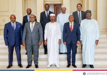 Tchad: le chef de l&rsquo;État décore 3 diplomates africains pour leur accompagnement de la transition