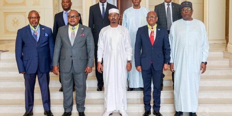 Tchad: le chef de l&rsquo;État décore 3 diplomates africains pour leur accompagnement de la transition