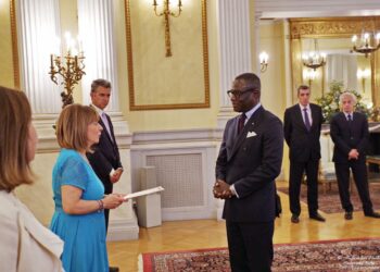 Diplomatie : À Athènes, Ahmad Makaila remet ses Lettres de créance à la Présidente de la République Hellénique