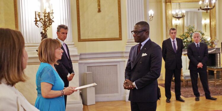 Diplomatie : À Athènes, Ahmad Makaila remet ses Lettres de créance à la Présidente de la République Hellénique