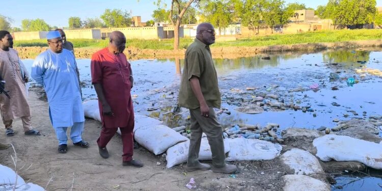 N&rsquo;djamena : Le Ministre de l&rsquo;urbanisme inspecte les travaux d&rsquo;urgence contre les inondations