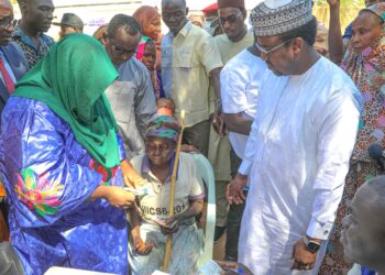 Tchad : la ministre de l’Action sociale lance une réponse aux inondations avec un transfert monétaire et la remise de kits scolaires aux enfants des sinistrés.