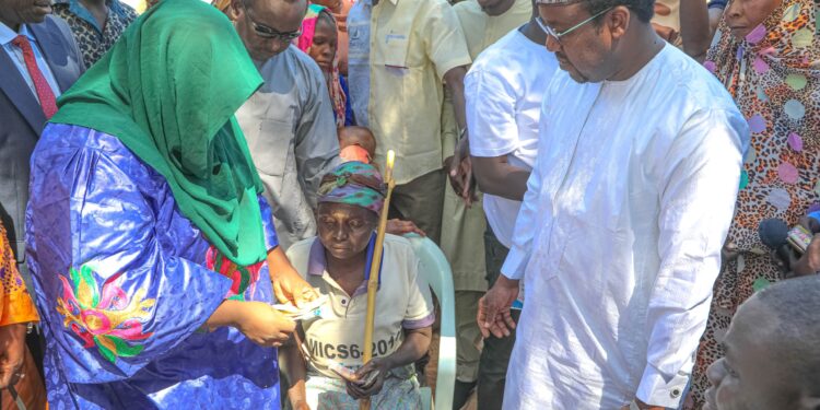 Tchad : la ministre de l’Action sociale lance une réponse aux inondations avec un transfert monétaire et la remise de kits scolaires aux enfants des sinistrés.
