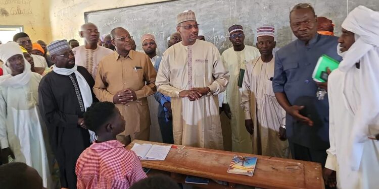 N&rsquo;djamena : Le ministre de l&rsquo;éducation nationale inspecte quelques établissements scolaires.
