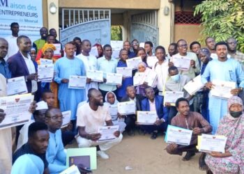 Tchad : 1555 jeunes formés en entrepreneuriat reçoivent leurs parchemins de fin de formation.