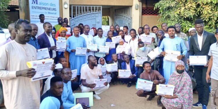 Tchad : 1555 jeunes formés en entrepreneuriat reçoivent leurs parchemins de fin de formation.