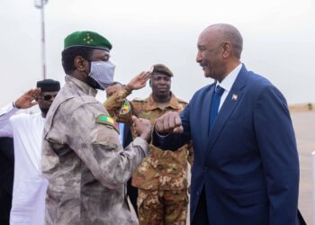 Le Président de transition du Mali, Gal Assimi Goita, reçoit son homologue soudanais, Abdel Fattah Al Burhan