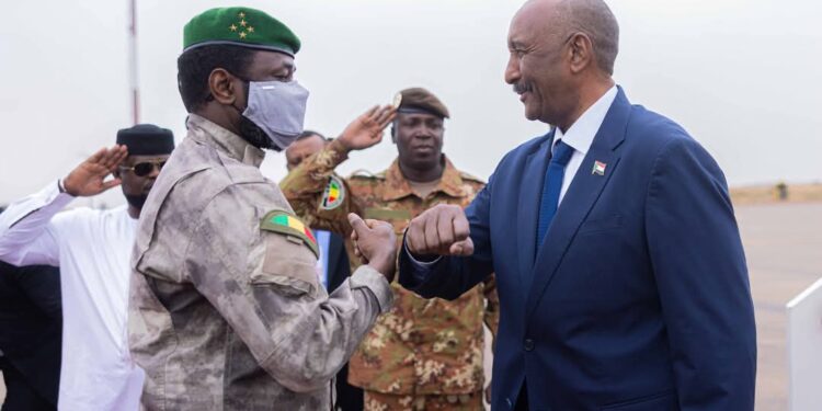 Le Président de transition du Mali, Gal Assimi Goita, reçoit son homologue soudanais, Abdel Fattah Al Burhan