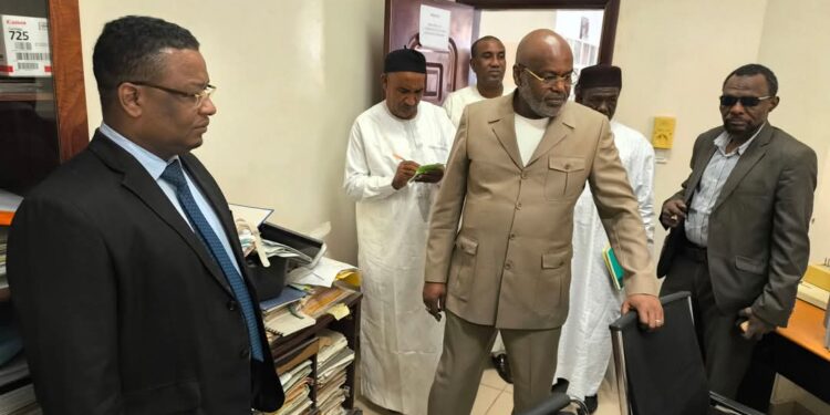 Tchad : Mahamat Assileck Halata effectue une visite surprise, annonce des mesures strictes contre l&rsquo;absentéisme au ministère