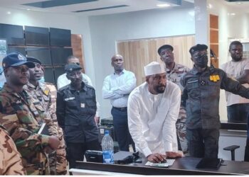 N&rsquo;Djaména : Ali Ahmat Aghabache inspecte les installations de caméras de surveillance.