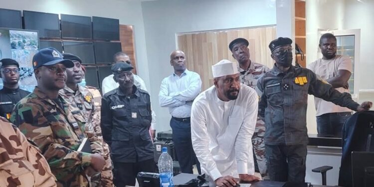 N&rsquo;Djaména : Ali Ahmat Aghabache inspecte les installations de caméras de surveillance.