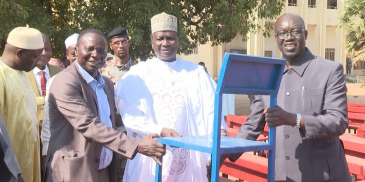 Logone Oriental : L’Université de Doba reçoit un don de 100 tables-bancs et 100 chaises