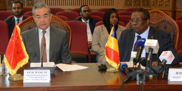 Diplomatie : Abderaman Koulamallah et son homologue chinois, Wang Yi, renforcent l&rsquo;amitié entre le Tchad et la Chine.