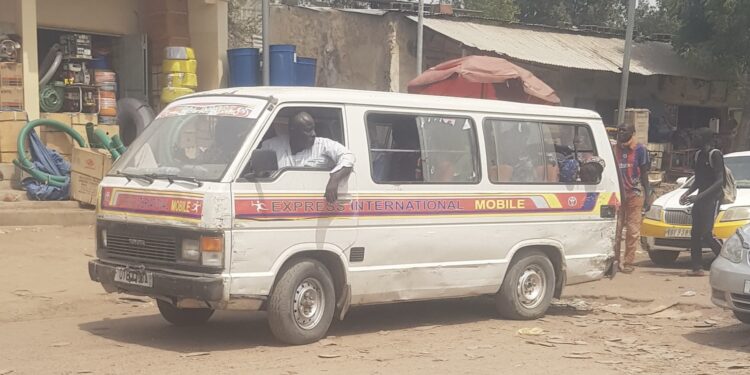 Tchad : Stationnement Anarchique des Minibus à N&rsquo;Djamena, Un Fléau Urbain à Résoudre