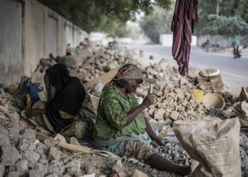 NDjamena : les Concasseuses, des femmes de courage au quotidien
