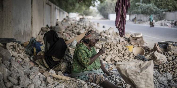 NDjamena : les Concasseuses, des femmes de courage au quotidien