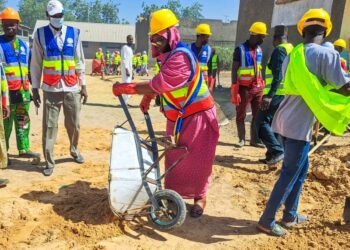 N’Djaména : La Maire du 6e arrondissement sensibilise à la prévention des inondations dans les écoles