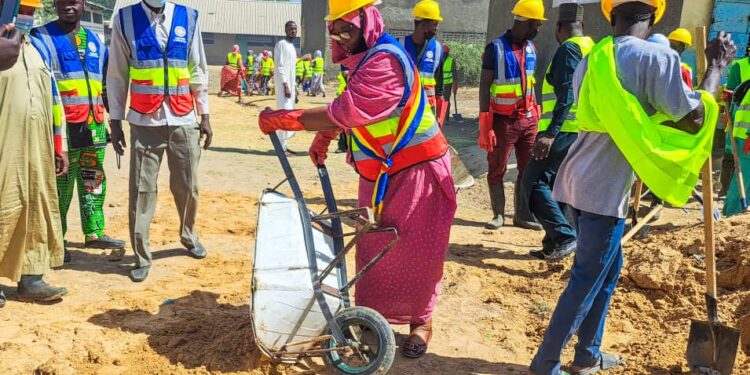 N’Djaména : La Maire du 6e arrondissement sensibilise à la prévention des inondations dans les écoles