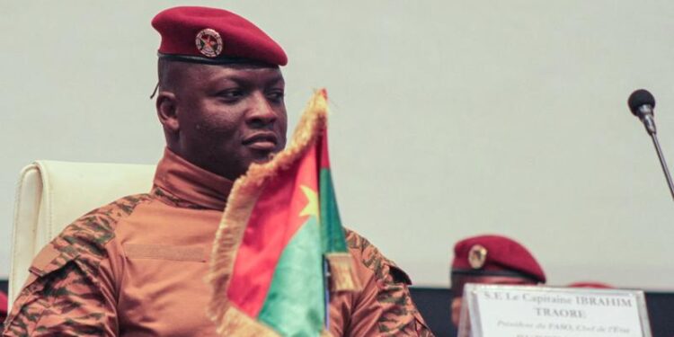 Burkina Faso : trois journalistes critiques du pouvoir enrôlés de force dans l’armée