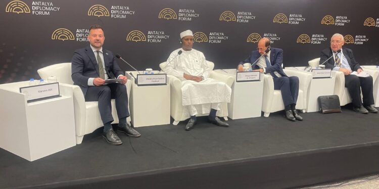 Diplomatie: Le Ministre d’État Dr Abdoulaye Sabre Fadoul plaide pour une coopération mondiale renforcée contre le terrorisme à Antalya