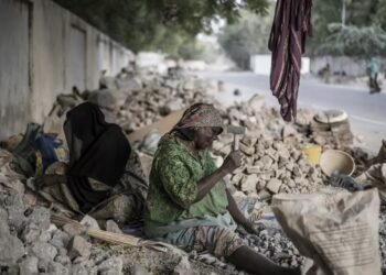 Tchad: enfance meurtrie, femmes épuisées sous le poids des gravats
