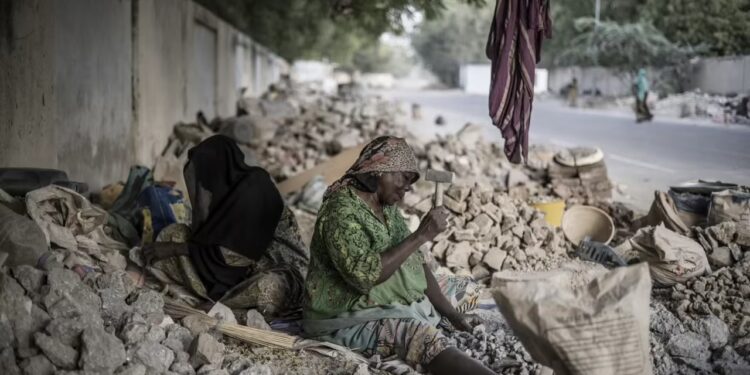 Tchad: enfance meurtrie, femmes épuisées sous le poids des gravats