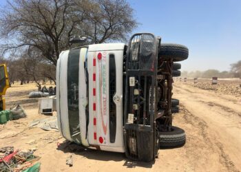 Tchad : Un véhicule chargé de marchandises se renverse à pont belilé